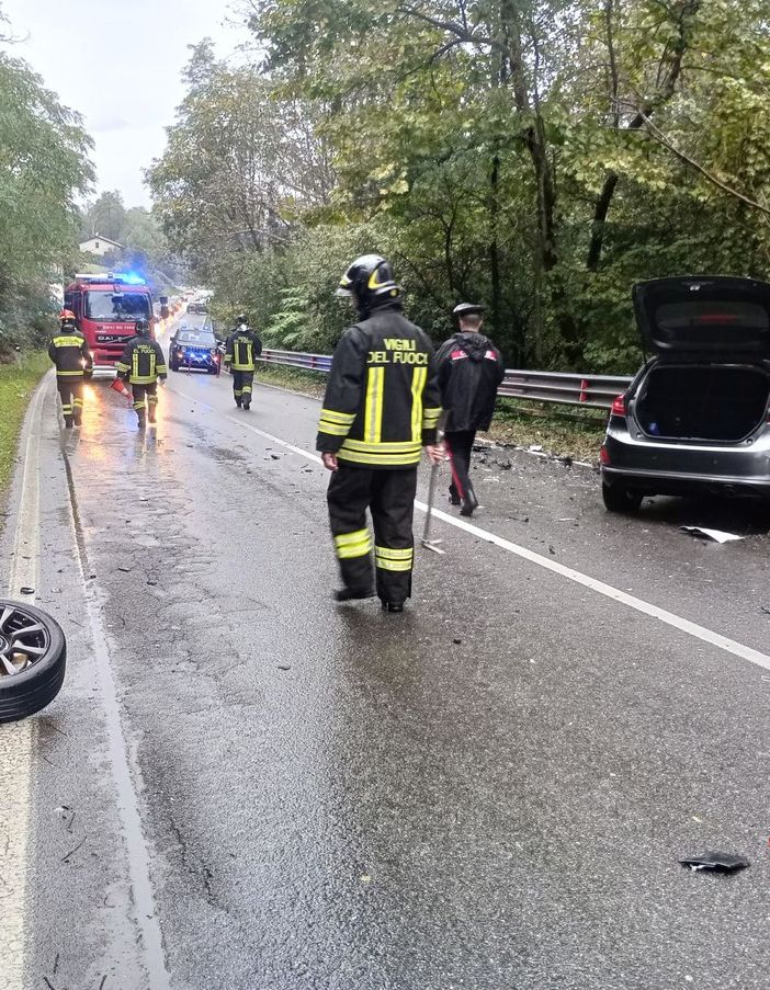 FOTO. Frontale tra auto sulla Provinciale a Luino: due feriti
