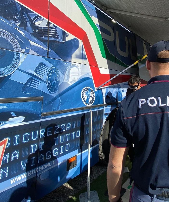 &quot;Emotion day&quot; a Marnate, la polizia di Stato presente con il pullman azzurro