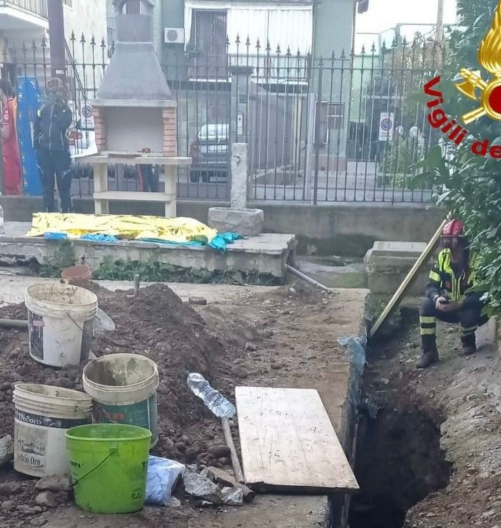 Resta sepolto da un crollo mentre lavora in garage e muore. Tragedia nel Milanese