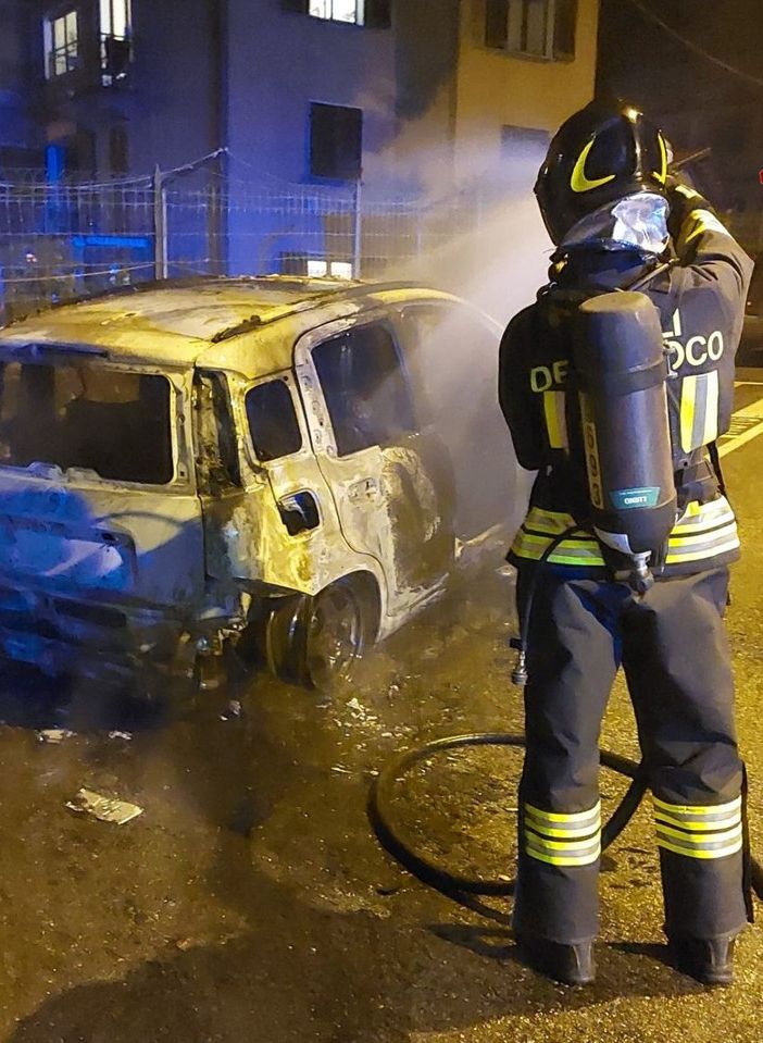 FOTO. Auto in fiamme a Maccagno, incendio spento dai vigili del fuoco