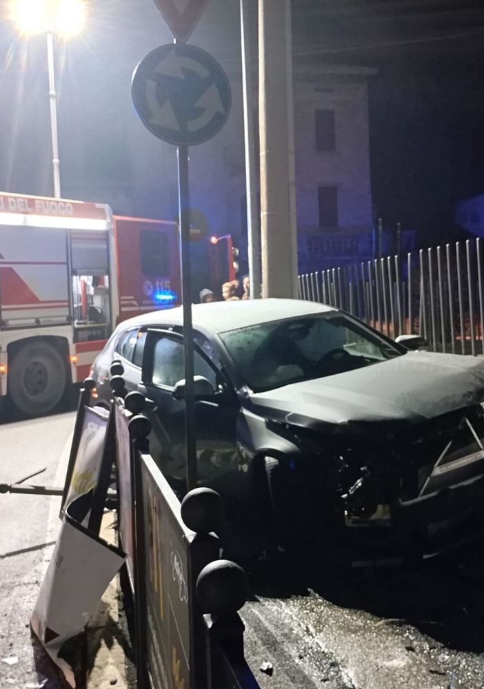 FOTO. Albizzate, auto finisce fuori strada e colpisce una centralina elettrica: blackout in via Mazzini