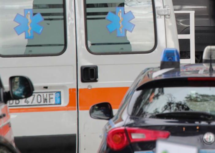 Tragedia a Rimini, donna si getta dal quinto piano con il figlio in braccio: morti sul colpo