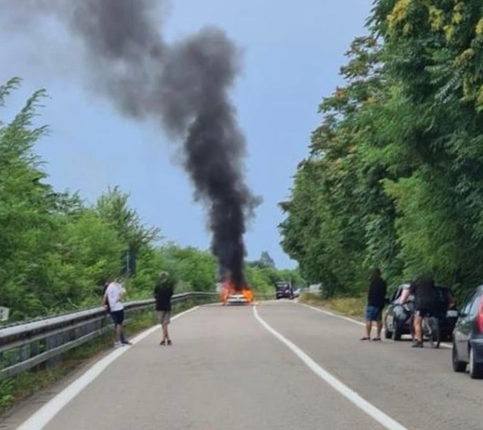 L'auto in fiamme e la colonna di fumo (foto dal gruppo sei di Samarate se...)