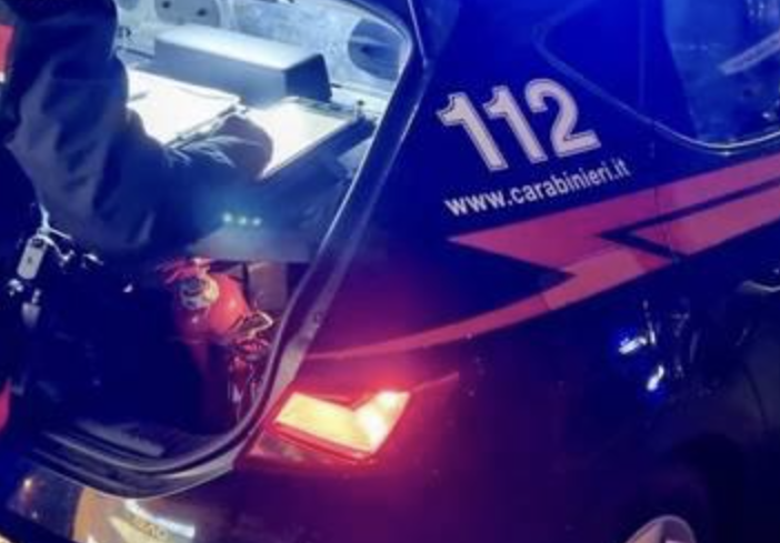 Prima dà fuoco alla casa della madre a Sesto Calende, poi fa razzìa sulle auto ad Albizzate: arrestato