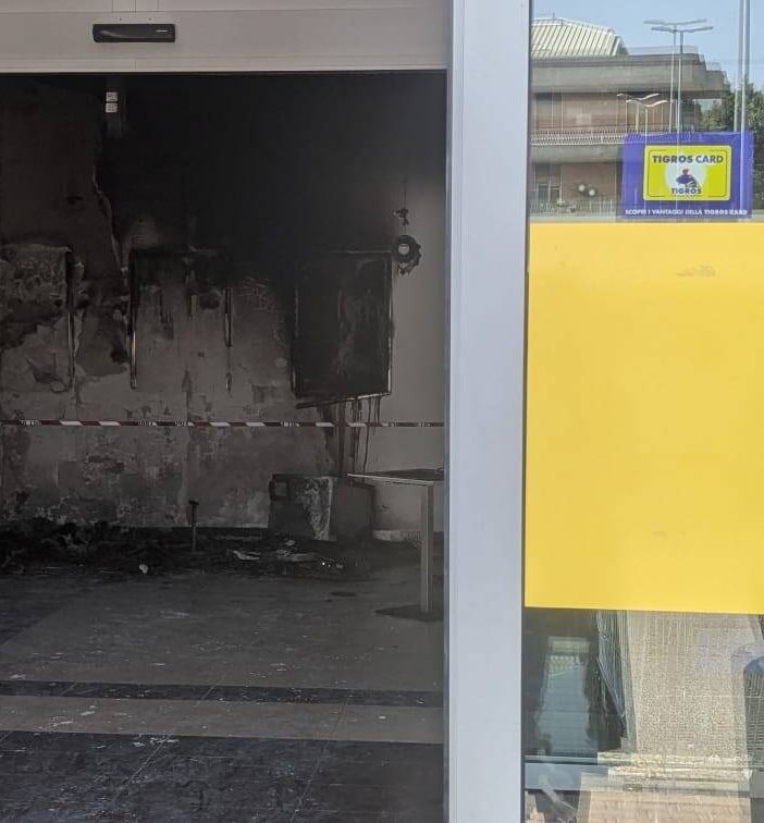 Incendio all’alba a Caronno Pertusella, chiuso il centro commerciale &quot;La Varesina&quot;
