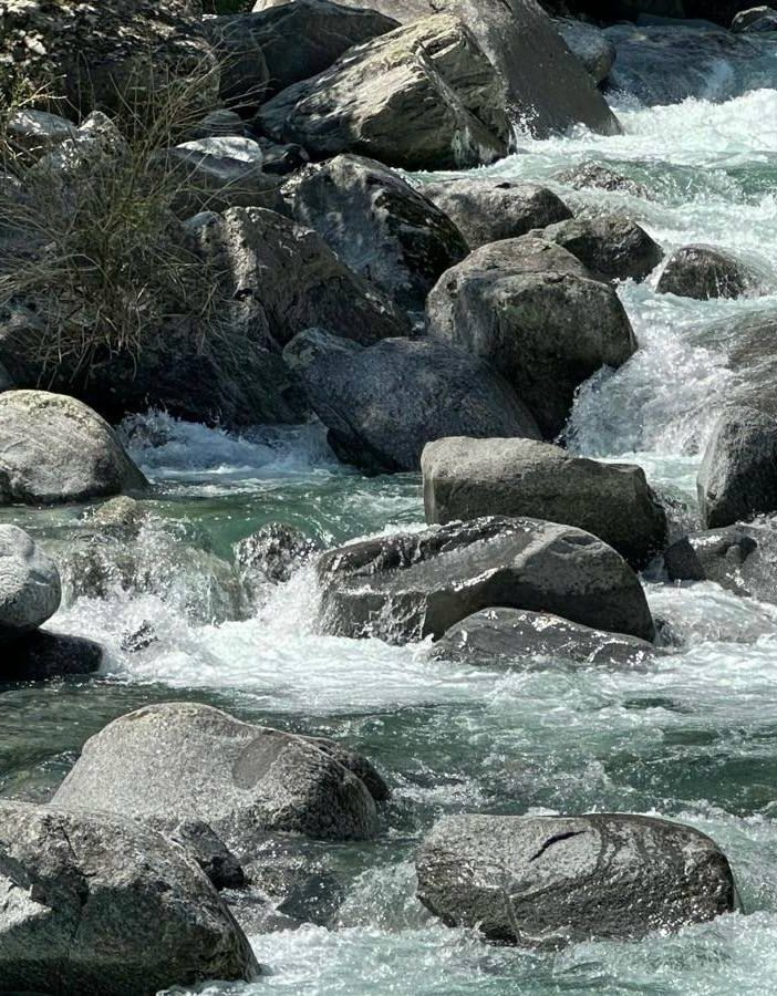 I vigili del fuoco impegnati nelle ricerche in Valtellina. Sotto: i soccorsi nella Bergamasca