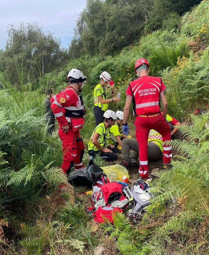 I soccorritori in azione tra i boschi della Forcora dopo il ritrovamento della donna