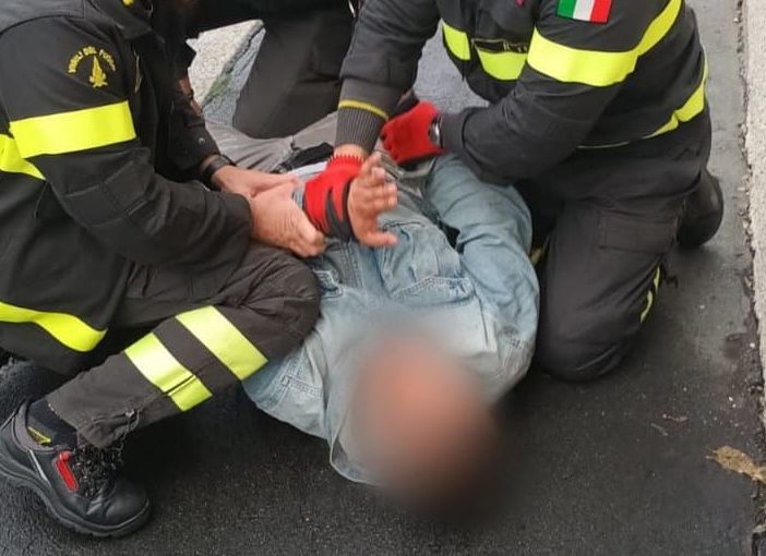 Scippa una donna ma viene immobilizzato da una squadra di vigili del fuoco