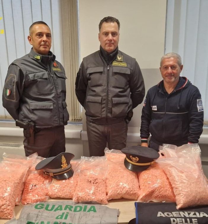 Ponte Chiasso, trovata in dogana con 55 chili di metanfetamine in auto: donna arrestata