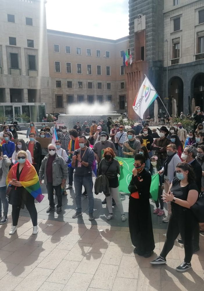 VIDEO. Varese, centinaia in piazza Monte Grappa per il decreto di legge Zan. «Lottiamo da 15 anni. Basta discutere...»