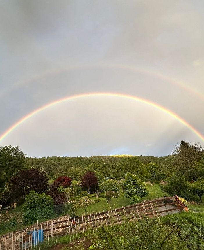 L'arcobaleno spunta a stento tra le nuvole in provincia di Varese