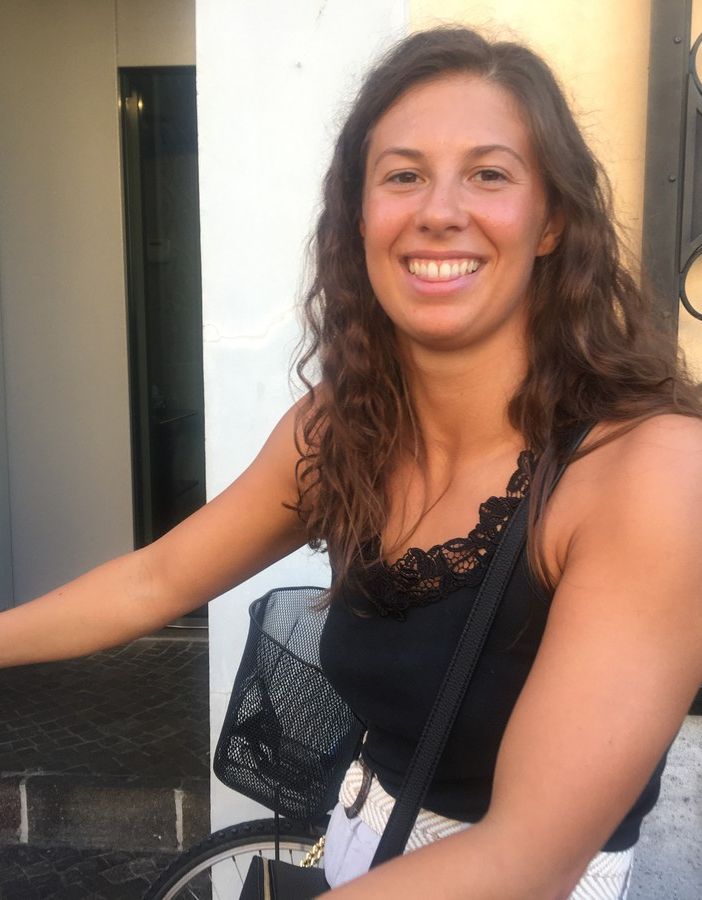 Arianna Castiglioni in centro a Busto e sotto con Alessandra Ceccuzzi e Antonio Tosi ul Pedèla