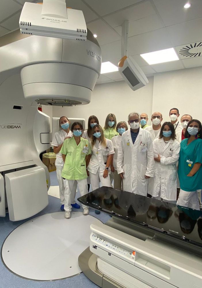 Nella foto, il nuovo acceleratore lineare con l'équipe della Radioterapia