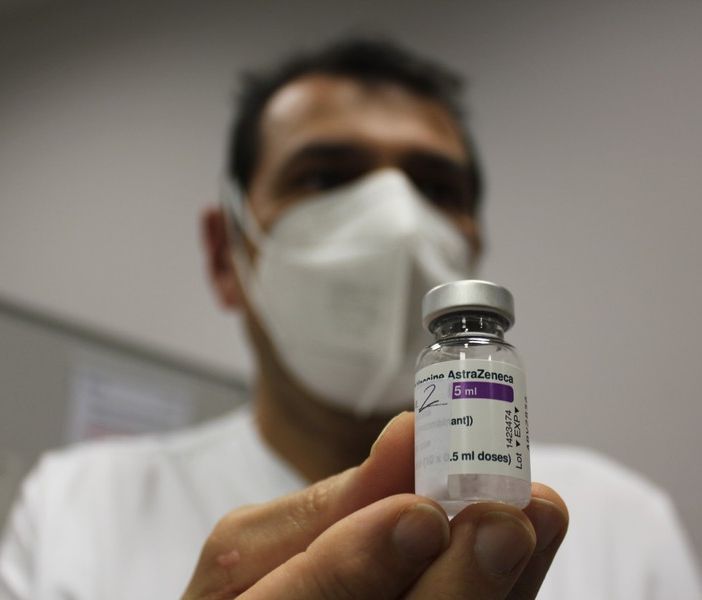 Il verdetto Ema: «AstraZeneca vaccino sicuro ed efficace». Draghi: «Da domani torneremo a utilizzarlo»