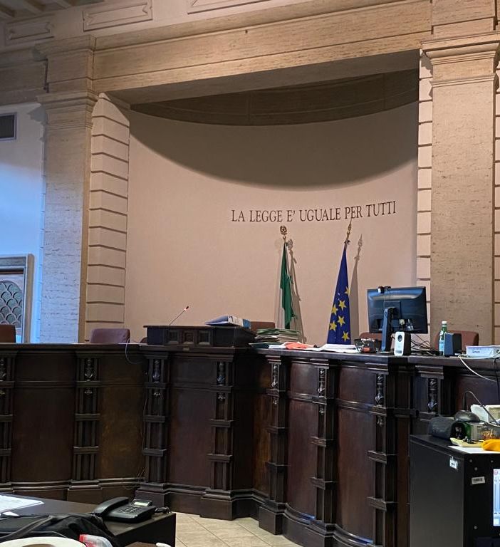 Accusato di violenza sessuale sulla nipote. L'ex moglie dell'uomo in tribunale: «Una coltellata nella schiena»