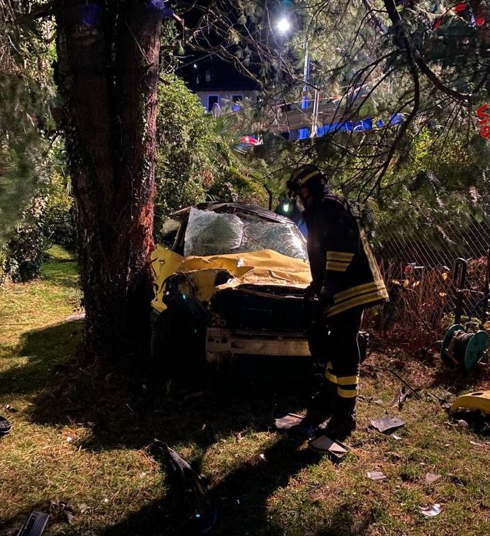 FOTO. Paura nella notte a Luino: un'auto sfonda il guard rail, colpisce una pianta e finisce nel giardino di una villa