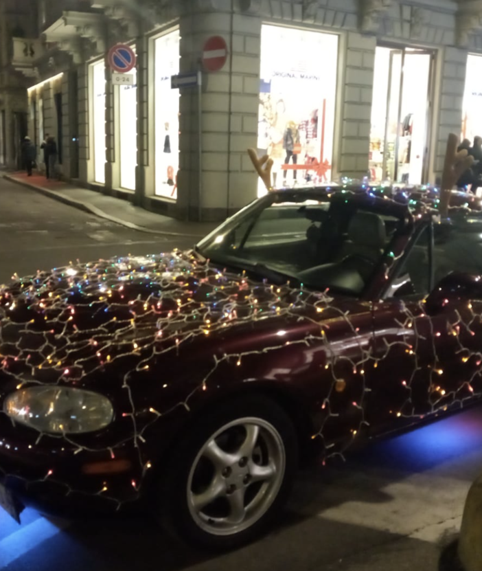 FOTO. Un'auto addobbata con le luminarie. Curiosità oggi pomeriggio in centro a Varese