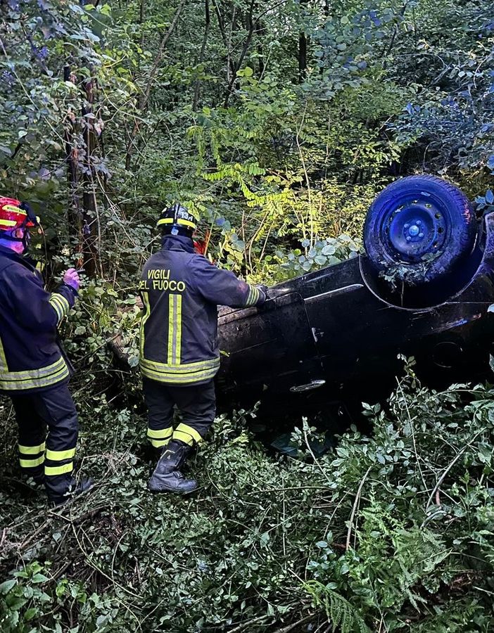 Tradate, auto ribaltata fuori strada notata da un passante