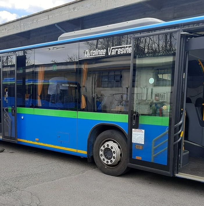 Imbratta i sedili di un bus: ragazzo chiamato a pulire i pullman di Varese