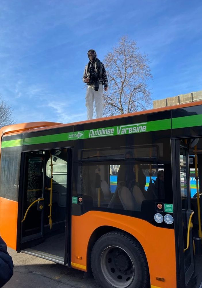 FOTO. Si stende sotto un autobus e poi sale a piedi nudi sul tetto: in zona stazioni a Varese intervengono i carabinieri