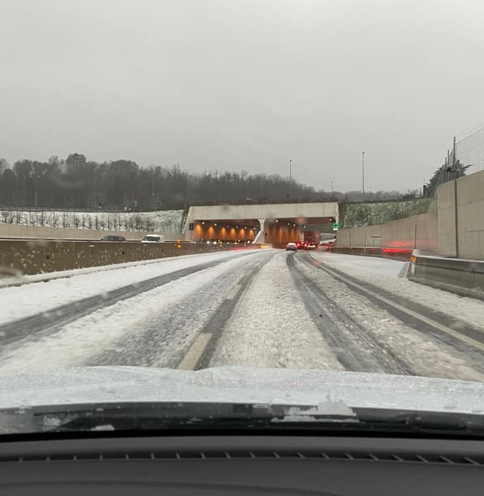 La foto postata sulla pagina Facebook di Gianluca Bertoni: l'effetto di una nevicata sulle strade dopo i temporali con grandine della serata è visibile anche sulla Pedemontana La foto postata sulla pagina Facebook di Gianluca Bertoni: l'effetto di una nevicata sulle strade dopo i temporali con grandine della serata è visibile anche sulla Pedemontana