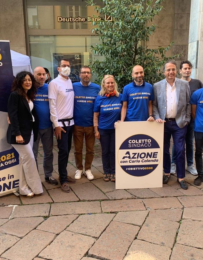 La rappresentanza di Azione durante la campagna elettorale per le amministrative a Varese. Al centro Maurizio Marin
