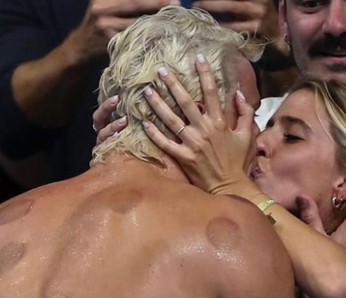 Il bacio con il suo Martinenghi postato da Adelaide su Instagram dopo l'oro olimpico di Parigi