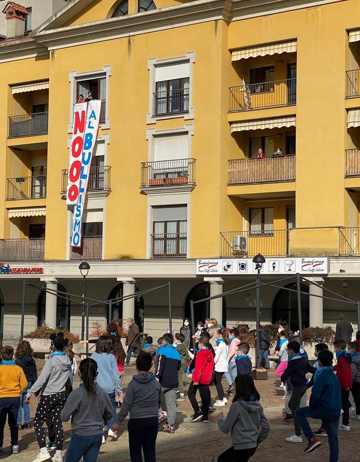 Malnate, bambini in piazza con un flashmob contro il bullismo