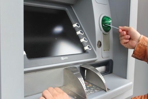 Distraggono la vittima e la derubano: raffica di furti durante i prelievi al bancomat nel Varesotto