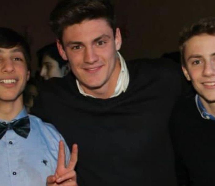 Una foto, un po' datata, di una grande amicizia: Nicolò Martinenghi (a destra) insieme al fratello Jacopo (al centro) e a Pietro Borghi