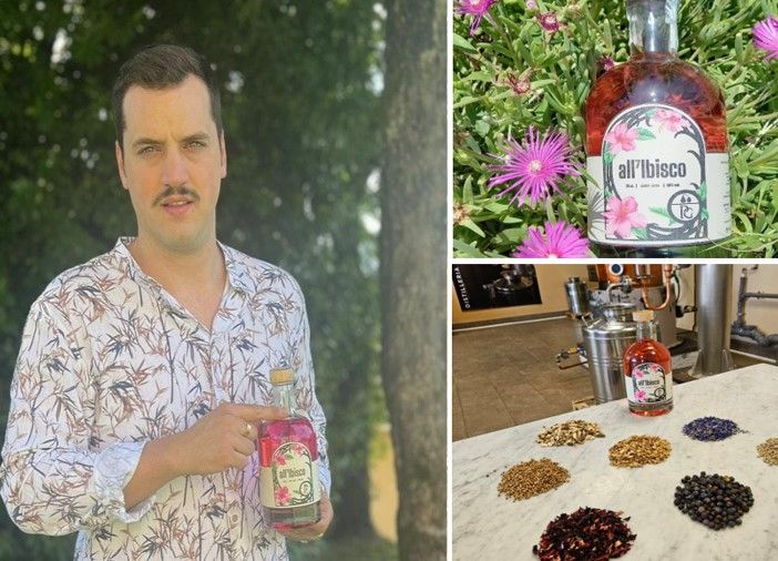 Alessandro Parachini con la bottiglia di All7ibisco, il gin creato assieme a sua moglie Francesca Donadio