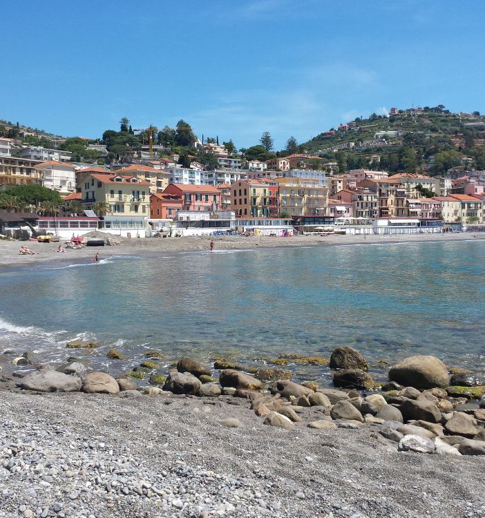 Le false promesse sulla reciprocità vaccinale: «Seconda casa in Liguria, pago le tasse, ma niente richiamo»