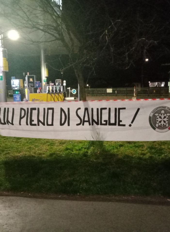 Caro benzina, blitz di CasaPound a Varese: distributori sigillati, “fammi il pieno di sangue”