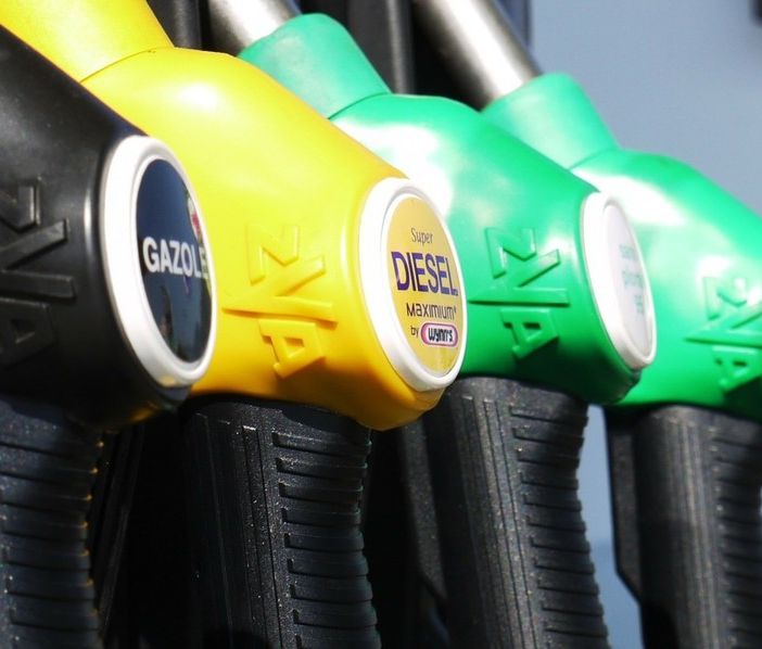 Da domani benzina e diesel più cari. Sconto quasi dimezzato anche nel Varesotto