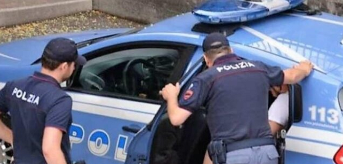 Prima semina il caos in stazione, poi se la prende con le auto: denunciato due volte nel giro di un'ora