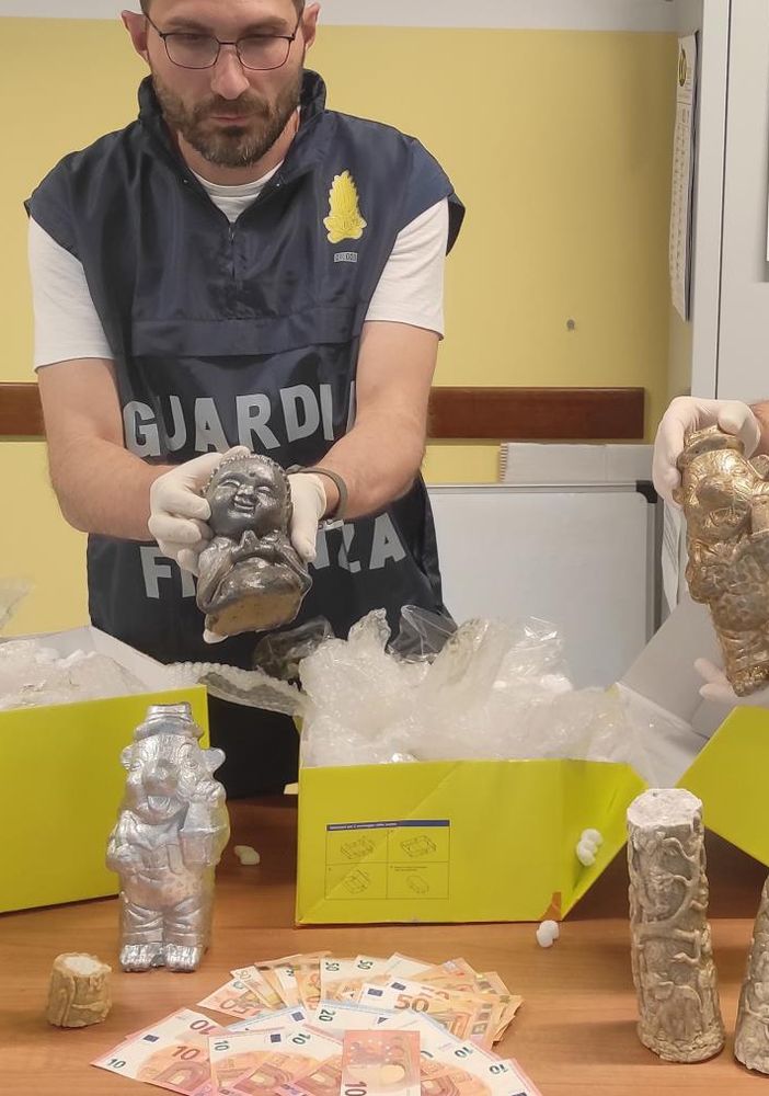 Statuette di ecstasy per aggirare i controlli. La Finanza di Varese arresta un narcotrafficante in fuga e un insospettabile orafo
