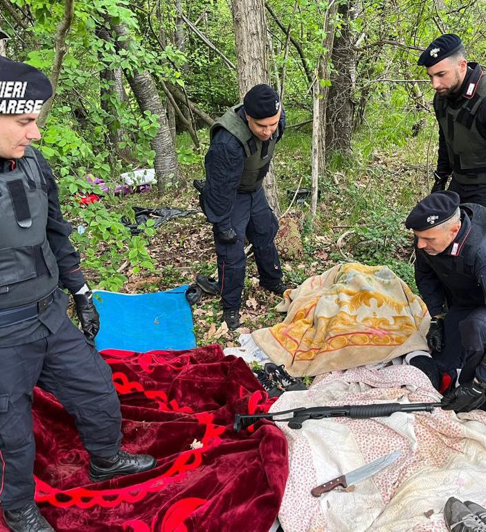 I carabinieri stroncano lo spaccio nei boschi tra Sesto e Vergiate: smantellata una banda di pusher marocchini