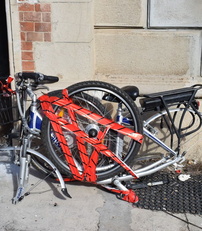 Blitz anti bivacco nella ditta abbandonata: cinque abusivi denunciati, trovate sei bici rubate
