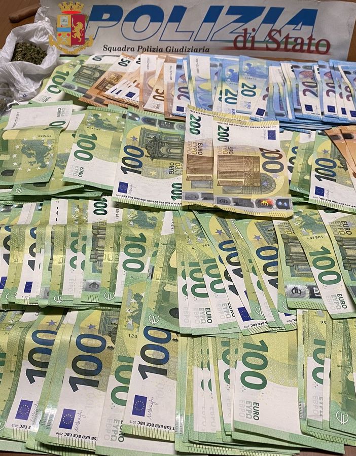 Il denaro sequestrato dagli uomini della Questura varesina