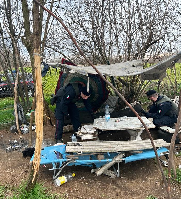 Ancora controlli nei boschi della droga, i carabinieri scoprono un bivacco a Caronno Pertusella: egiziano in manette