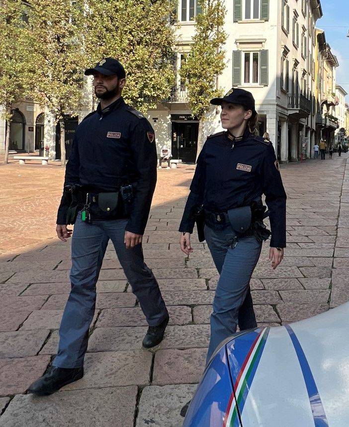 Vende la droga a una diciassettenne davanti a scuola: venticinquenne denunciato