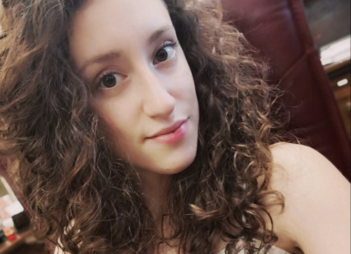 Un lungo silenzio e tantissime rose per l'ultimo saluto di Cislago ad Elisa: «Una tragedia senza perché»