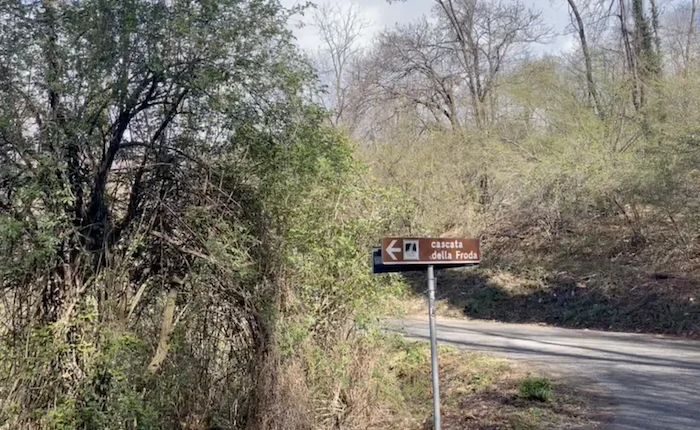 A Castelveccana la Via Crucis lungo la &quot;strada dello spaccio&quot;: «Basta indifferenza»