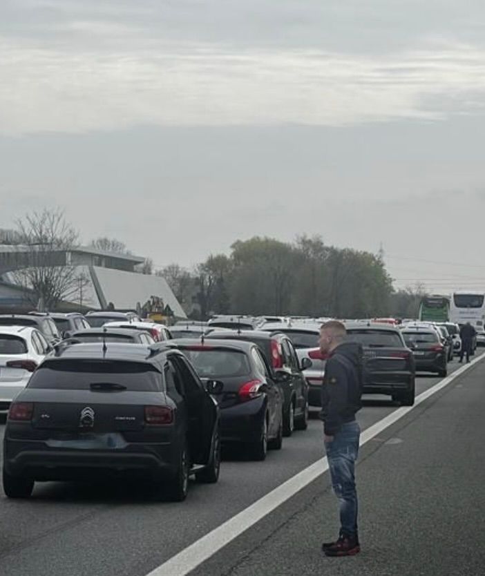 FOTO. Traffico in tilt in A8 dopo l'incidente, automobilisti bloccati: «Aspettiamo da quasi due ore»