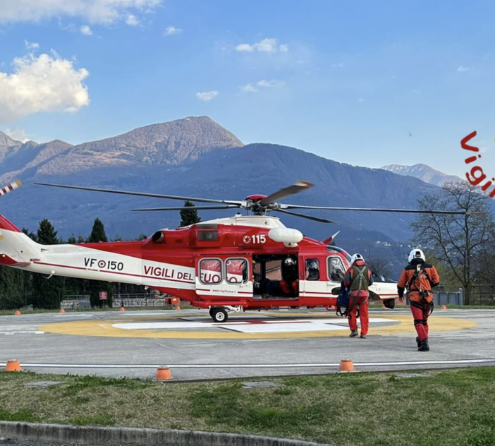 Si perde nel sentiero con la bambina neonata, mamma salvata dall'elicottero dei vigili del fuoco di Malpensa