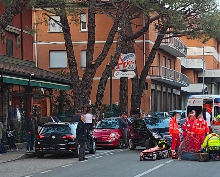 FOTO. Scontro tra un'auto e uno scooter: a Besozzo arriva l'elisoccorso, feriti marito e moglie