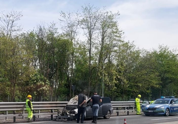 L'auto danneggiata dalle fiamme
