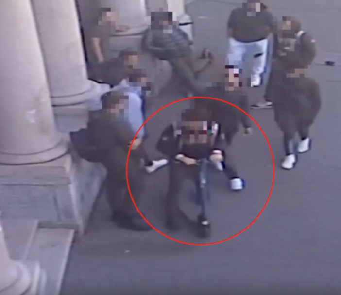 Minorenne accerchiato, rapinato e picchiato dal branco davanti a scuola: arrestati quattro giovani