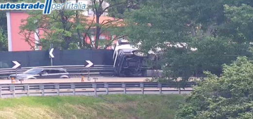 Mezzo pesante si ribalta allo svincolo di Busto: un ferito e coda in Autolaghi