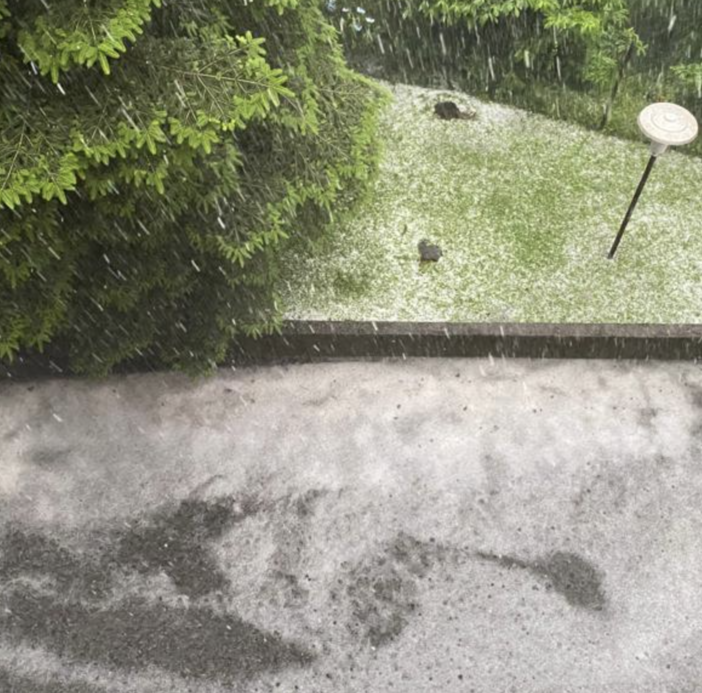 Nella foto da sinistra: strade allagate a Malnate, grandine e fiumi d'acqua a Gazzada (foto gentilmente concessa da Patrizia Crosta) e grandine a Bizzozero Nella foto da sinistra: strade allagate a Malnate, grandine e fiumi d'acqua a Gazzada (foto gentilmente concessa da Patrizia Crosta) e grandine a Bizzozero